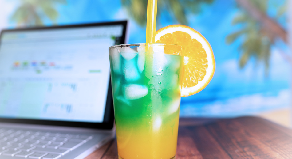 tricoma WaWi am Laptop mit Cocktail